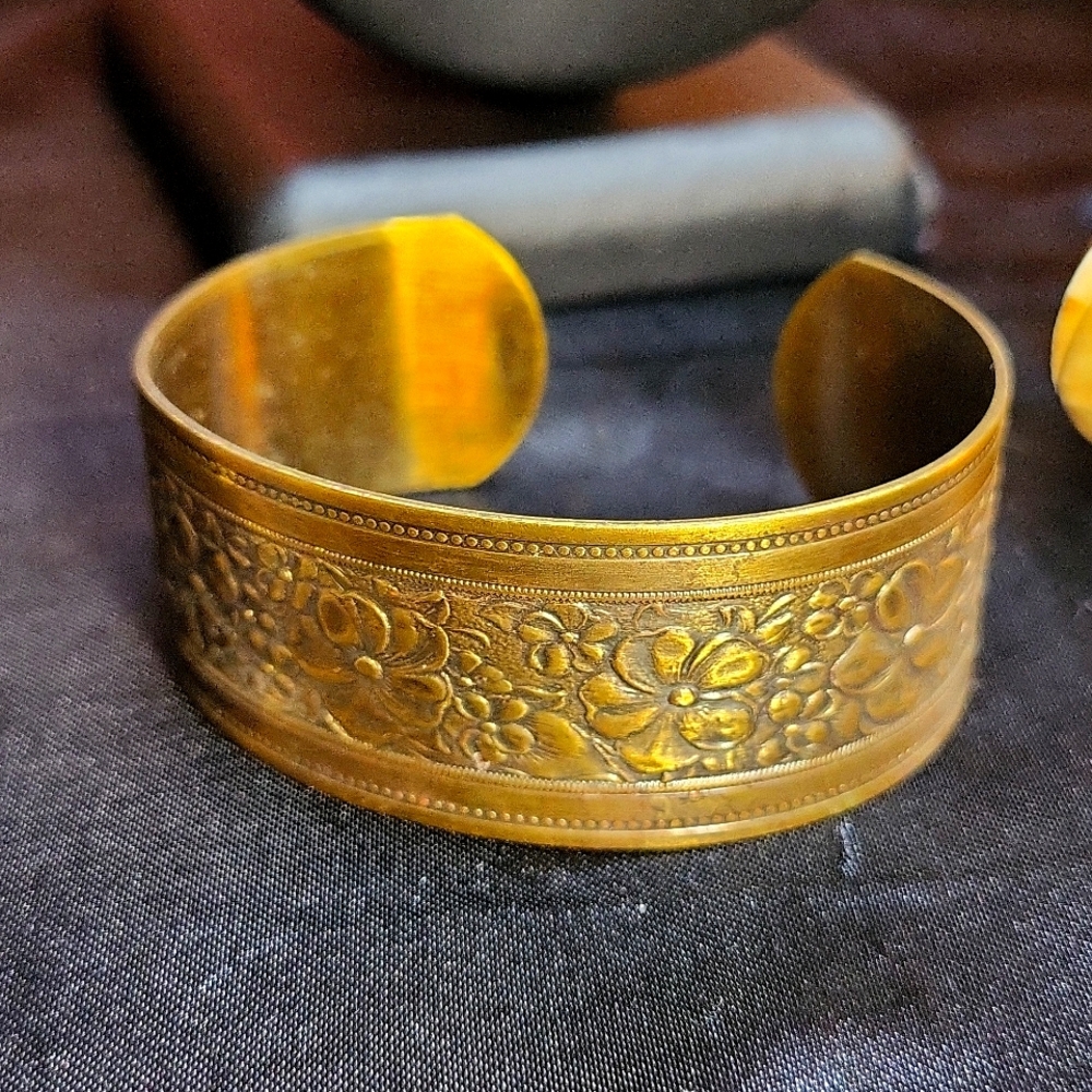 V64. Vintage Embossed Brass Floral Cuff